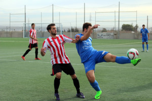 Izan trata de encimar a un adversario.