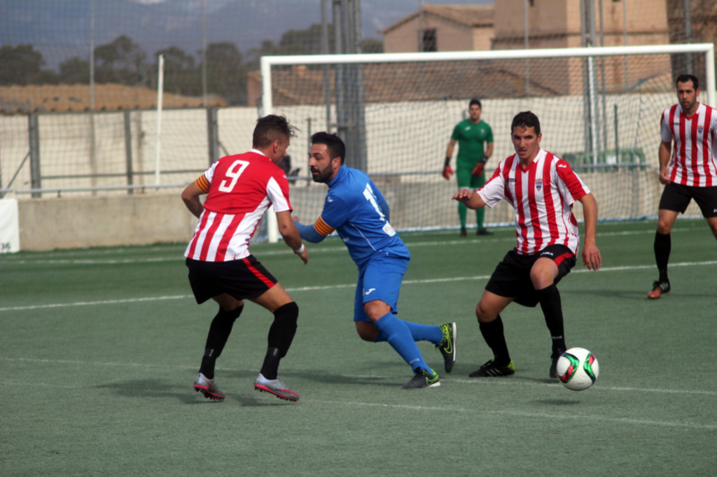 Lacueva y Robert presionan a un rival (Fotos: futbolbalear.es)