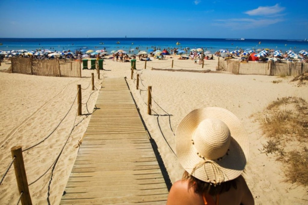 Fotografía de Gonzalo Azumendi (Age Fotostock) que El Viajero incluye en su reportaje sobre playas nudistas para hablar de Son Bou de Menorca.