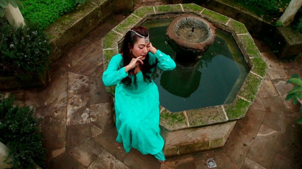 Lorena Gazmuri en el jardín medieval de Líthica. Foto: Togme Basora.