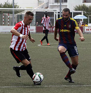 Lacueva conduce el balón ante un jugador del Poblense.