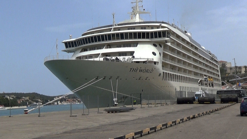 Crucero en el puerto de Maó (Foto: Tolo Mercadal)