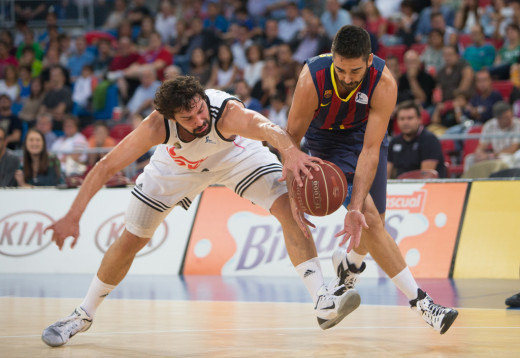 Llull pelea un balón con Navarro.