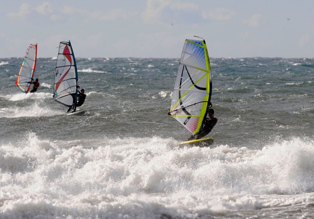 Windsurfistas el pasado día de reyes en Son Bou (Foto: Tolo Mercadal)