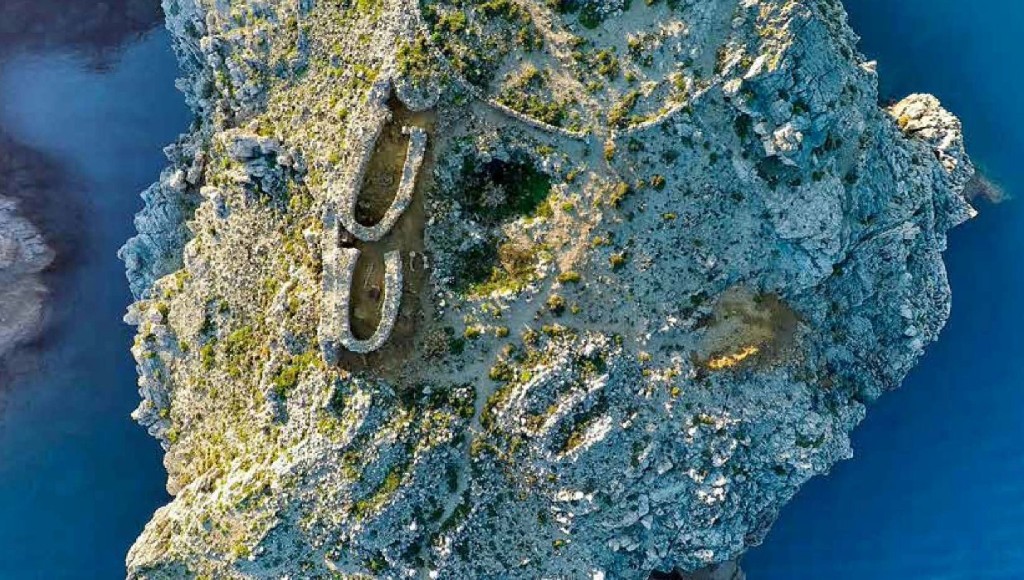 Vista aérea del Cap Costaner de Cala Morell que es la imagen de portada de Azul Marino. Foto: Carles Mascaró Pons.