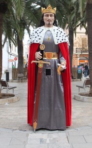 El gigante Rei Alfons en Ciutadella, justo en el sitio donde está colocada la piedra en la que se dan los 'Tres Tocs'. Foto: Gegants de Llucmaçanes.