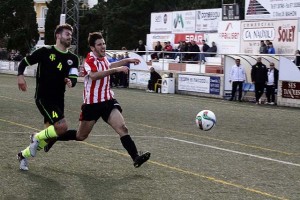 Elliot persigue un balón.