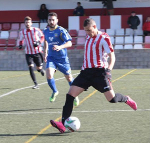 Luis golpea el balón ante Jordi.