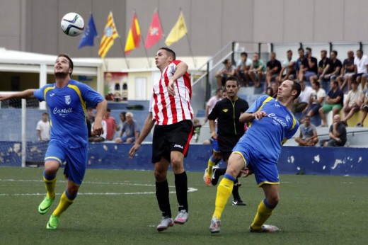 Franco trata de alcanzar un balón ante José Enrich (Foto. deportesmenorca.com)