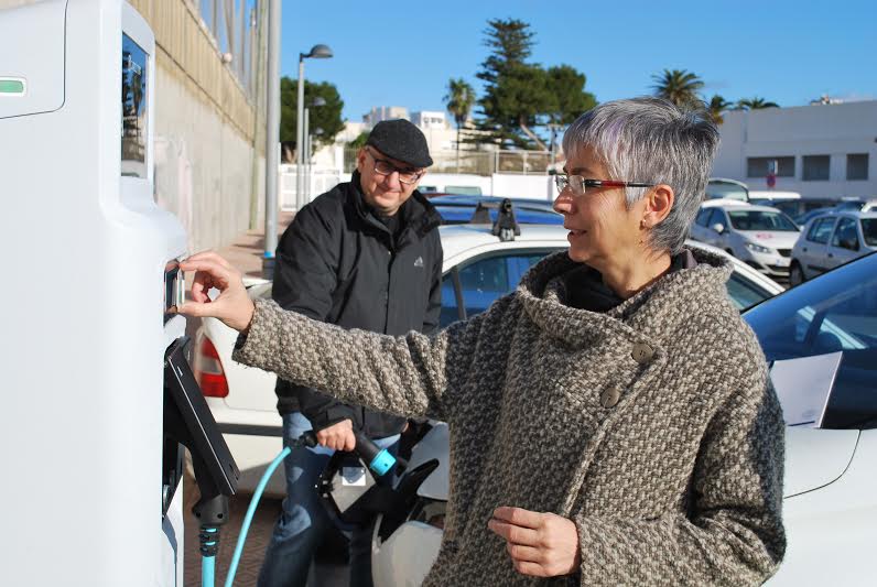 Conxa Juanola, durante la inauguración del punto de carga.