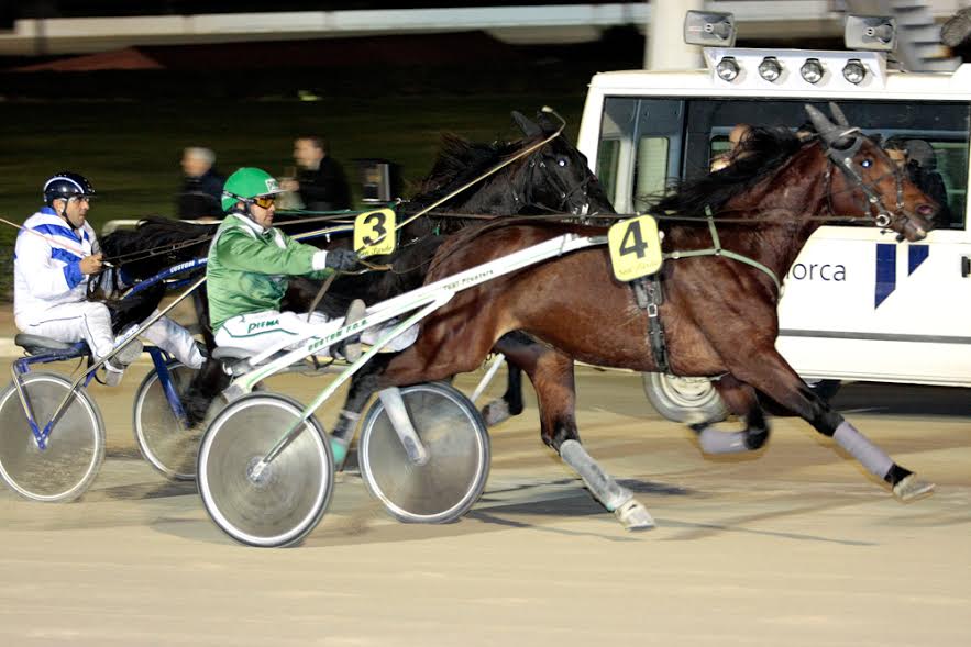 Carritx de Flo, con el dorsal número 3, llegando a la meta (Foto: Infotrot Balears)