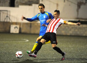 Lacueva y Raúl luchan un balón.