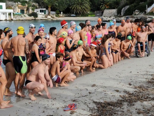 Chapuzón solidario en Cala Santandria