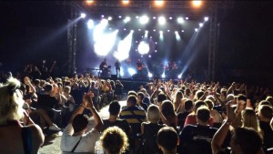 La banda menorquina durante su concierto en el Casillo Sohail en 2015. Foto: The Other Side.