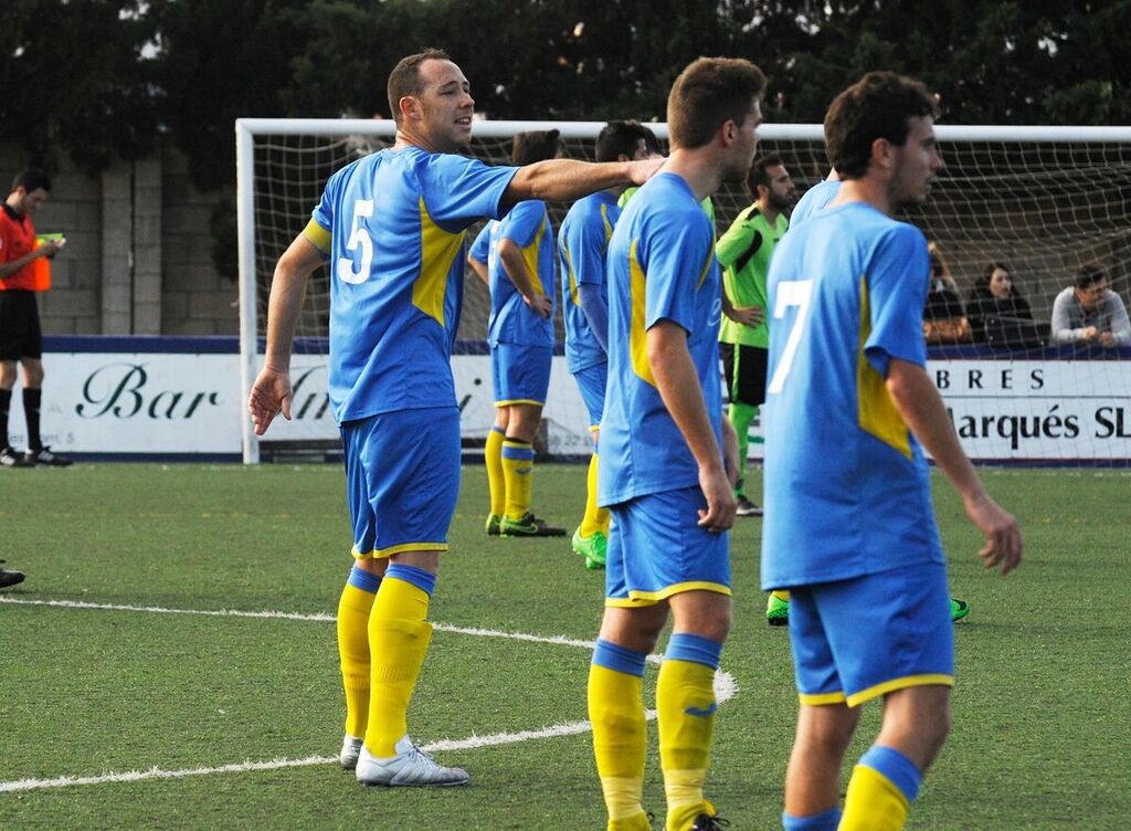 José Enrich, colocando a la defensa.