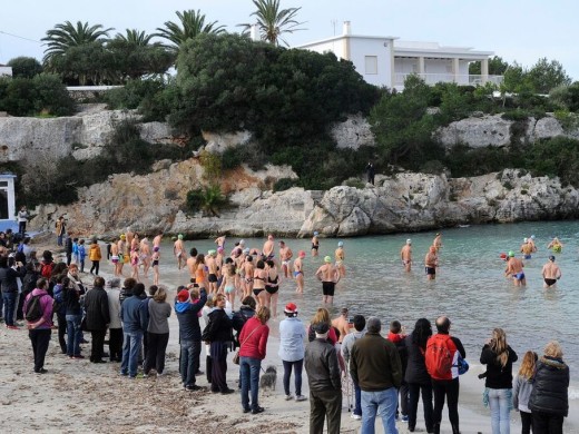 Chapuzón solidario en Cala Santandria