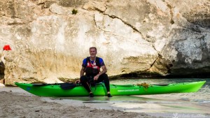 Carles Buxaderas en Menorca con su kayak. Foto: C.B.