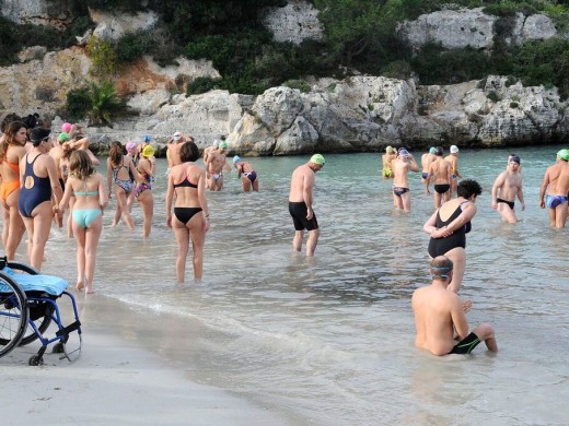 Chapuzón solidario en Cala Santandria