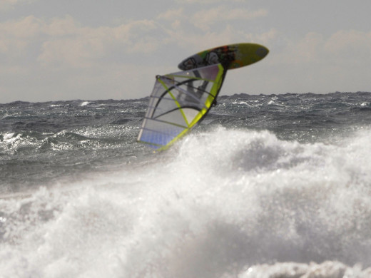 Olas y windsurf en Son Bou