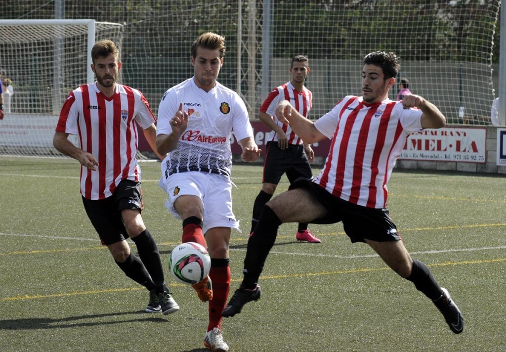 Elliot disputa un balón a Mateu Ferrer (Foto: deportesmenorca.com)