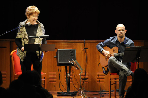La actriz Laura Pons y el guitarrista Icar Toset durante su actuación en el Principal. Foto: Tolo Mercadal.