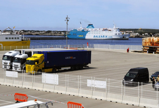 El dique de Son Blanc recibe la mayor parte de las mercancías que llegan a Menorca