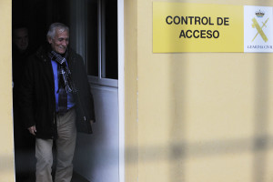 Xavier Lluís Lázaro abandonando el cuartel de la Guardia Civil en Maó.