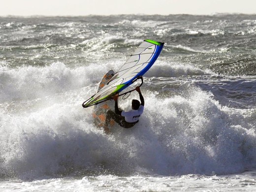 Olas y windsurf en Son Bou