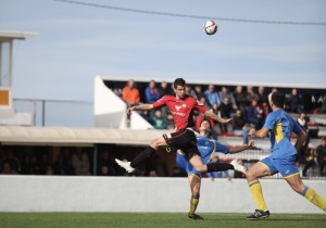 Espectacular pugna por un balón aéreo.