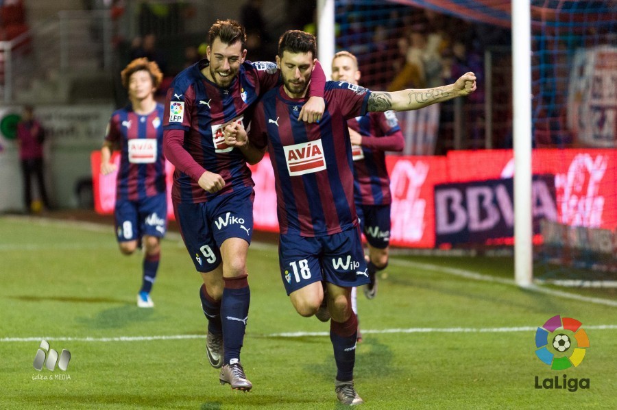 Enrich, celebrando el segundo gol con Borja Bastón (Foto: laliga.es)