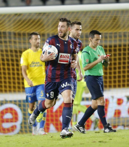 Enrich corre hacia el centro del campo tras lograr el 1-2 (Foto: laliga.es)