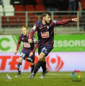 Sergi Enrich, celebrando uno de los dos goles ante el Granada (Foto: laliga.es)