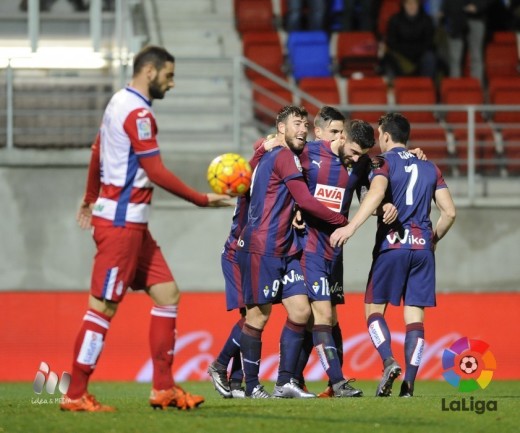 Sergi Enrich, felicitado por sus compañeros tras anotar el segundo gol (Foto: laliga.es)