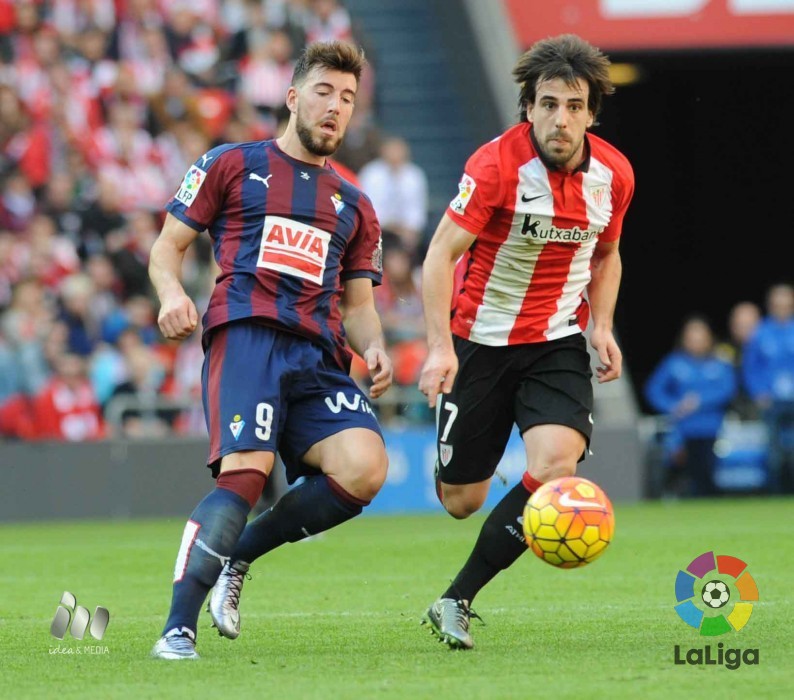 Enrich persigue un balón ante Beñat (Foto: laliga.es)