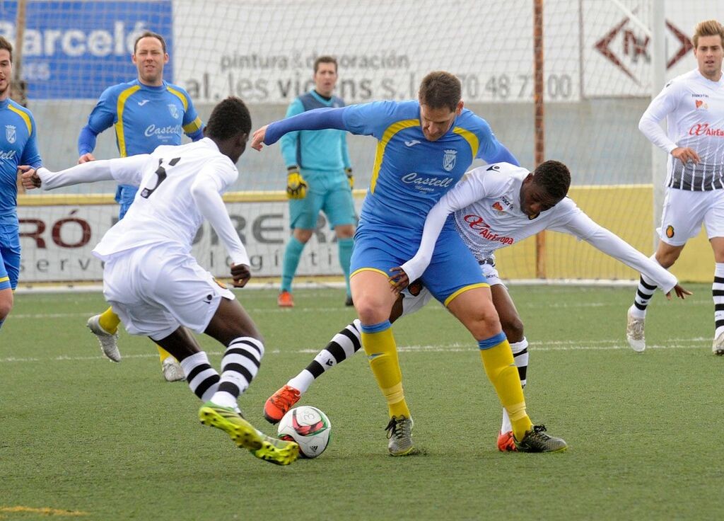 Zurbano protege un balón ante dos jugadores del Mallorca B (Foto: Tolo Mercadal)