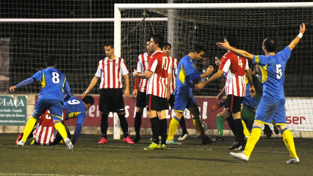 Acción de 0-1 con el gol de Zurbano (Fotos: Tolo Mercadal)