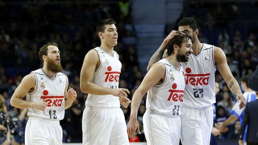 Llull, felicitado por sus compañeros.