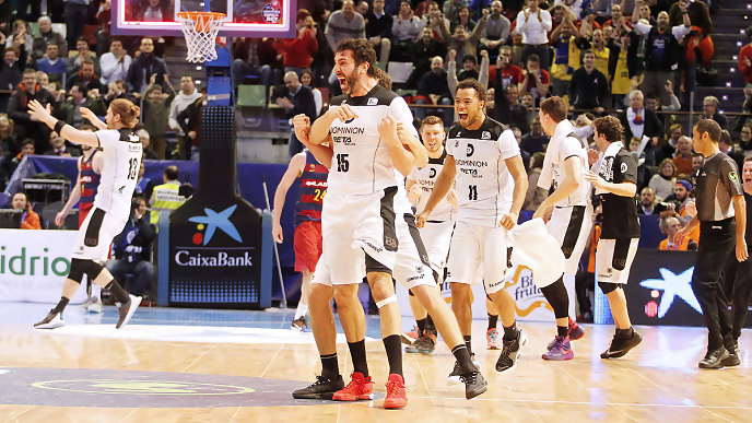 Suárez, al fondo, celebrando el triunfo del Bilbao (Foto: ACB Photo)