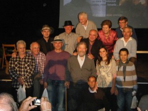 Miquel Ametller entre compañeros glosadores el dia del homenaje. Foto: Soca de Mots.