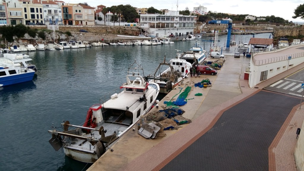 Barcas de arrastre en el puerto de Ciutadella