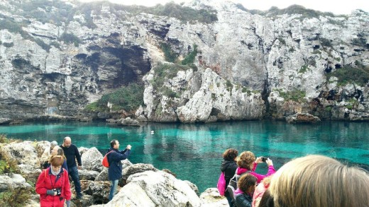 Bella imagen de la visita a Calescoves. Foto: Facebook Menorca Talayótica.