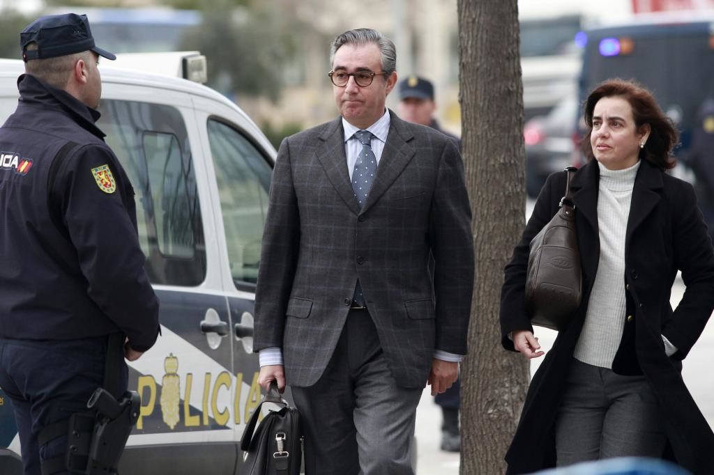 Diego Torres y su mujer, llegando a declarar.