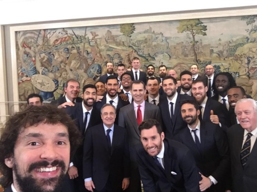 Selfie de Sergio Llull durante la recepción del rey (Foto: @23Llull)