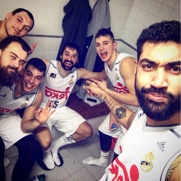 Llull, en el vestuario celebrando la victoria con sus compañeros (Foto: Augusto Lima)