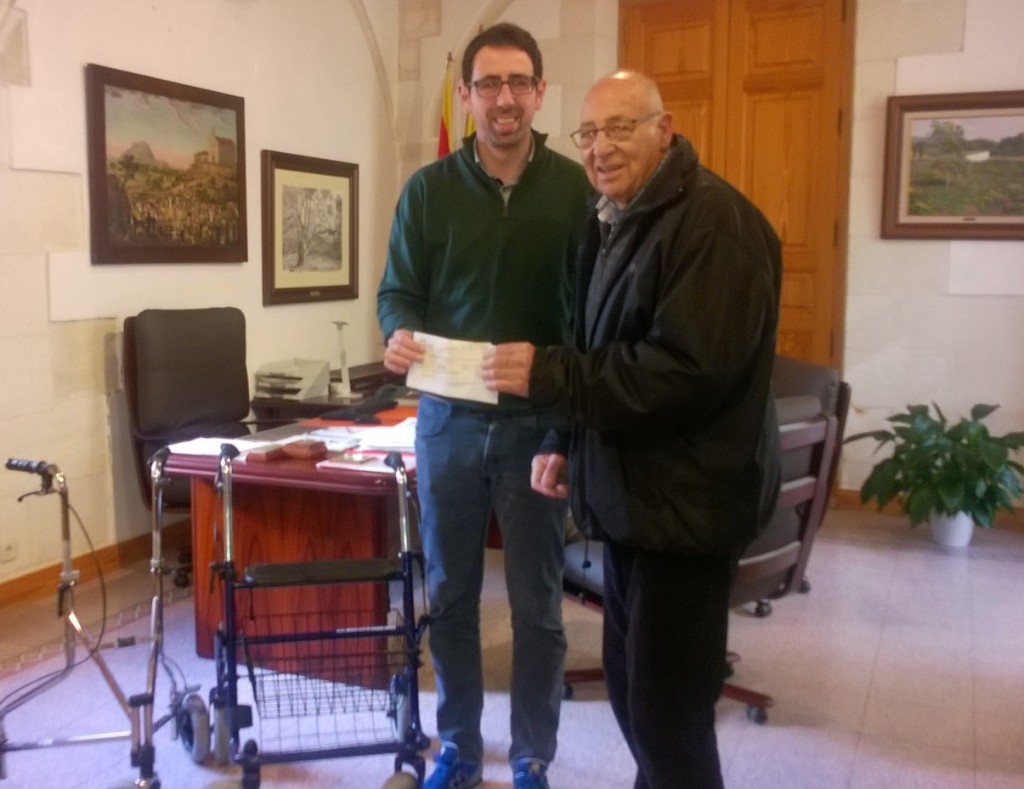 El concejal de Serveis Socials de Alaior Cristóbal Marqués (izquierda) ha recibido el donativo de manos de Joan Carreras.