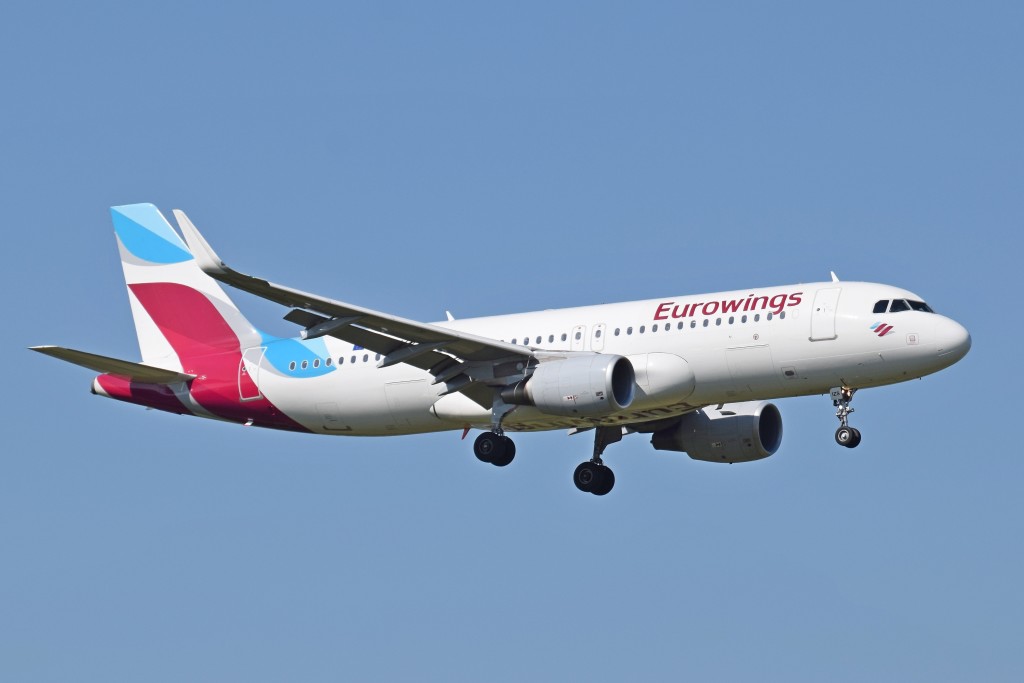 Avión de Eurowings en pleno vuelo.