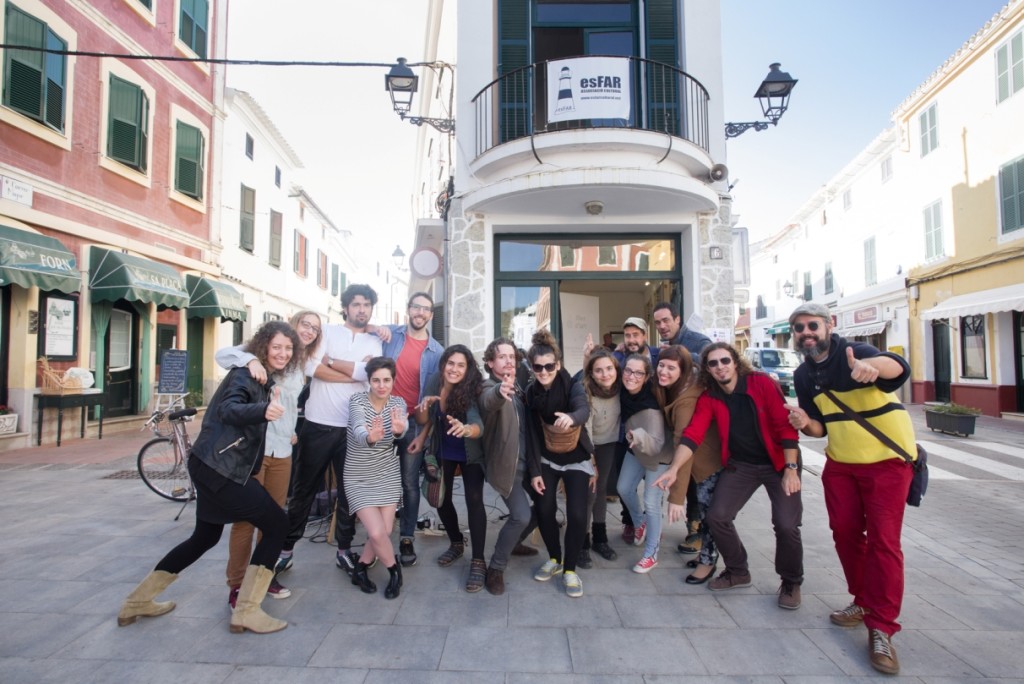 Foto 'de familia' del final de la residencia de creación artística en Es Mercadal. Foto: Es Far Cultural.