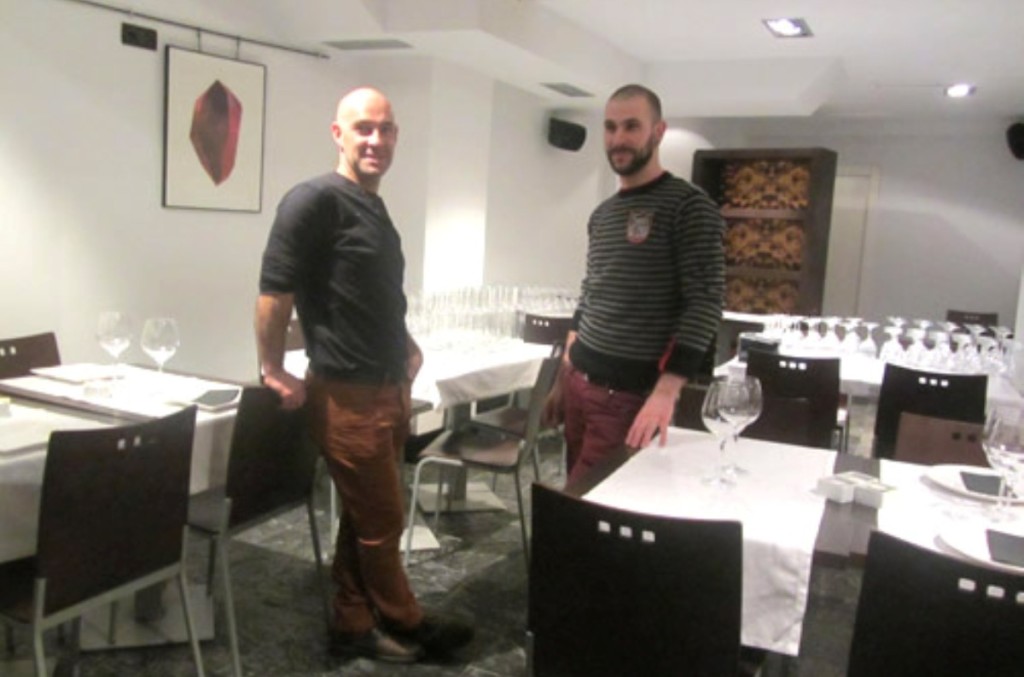 Gabriel Portella (izquierda) junto a Eder Gómez en su restaurante Nura Bilbao.