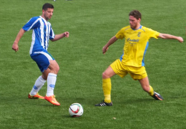 Aitor pugna por la pelota con un jugador del Alcudia (Foto: futbolbalear.es)