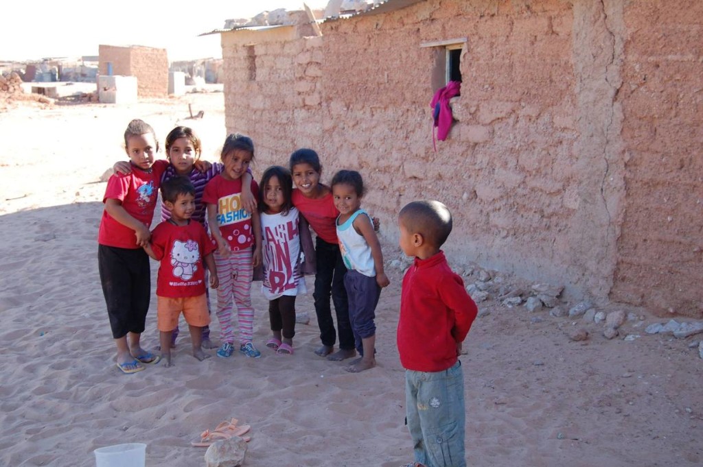 Imagen de niños sahrauís en los campos de refugiados de Tindouf, en el desierto de Argelia. Foto: Amics del Poble Sahrauí Menorca.